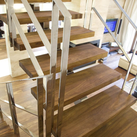 Einholmtreppe mit Holzstufen