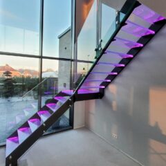 Holmtreppe mit Glasstufen und LED-Beleuchtung